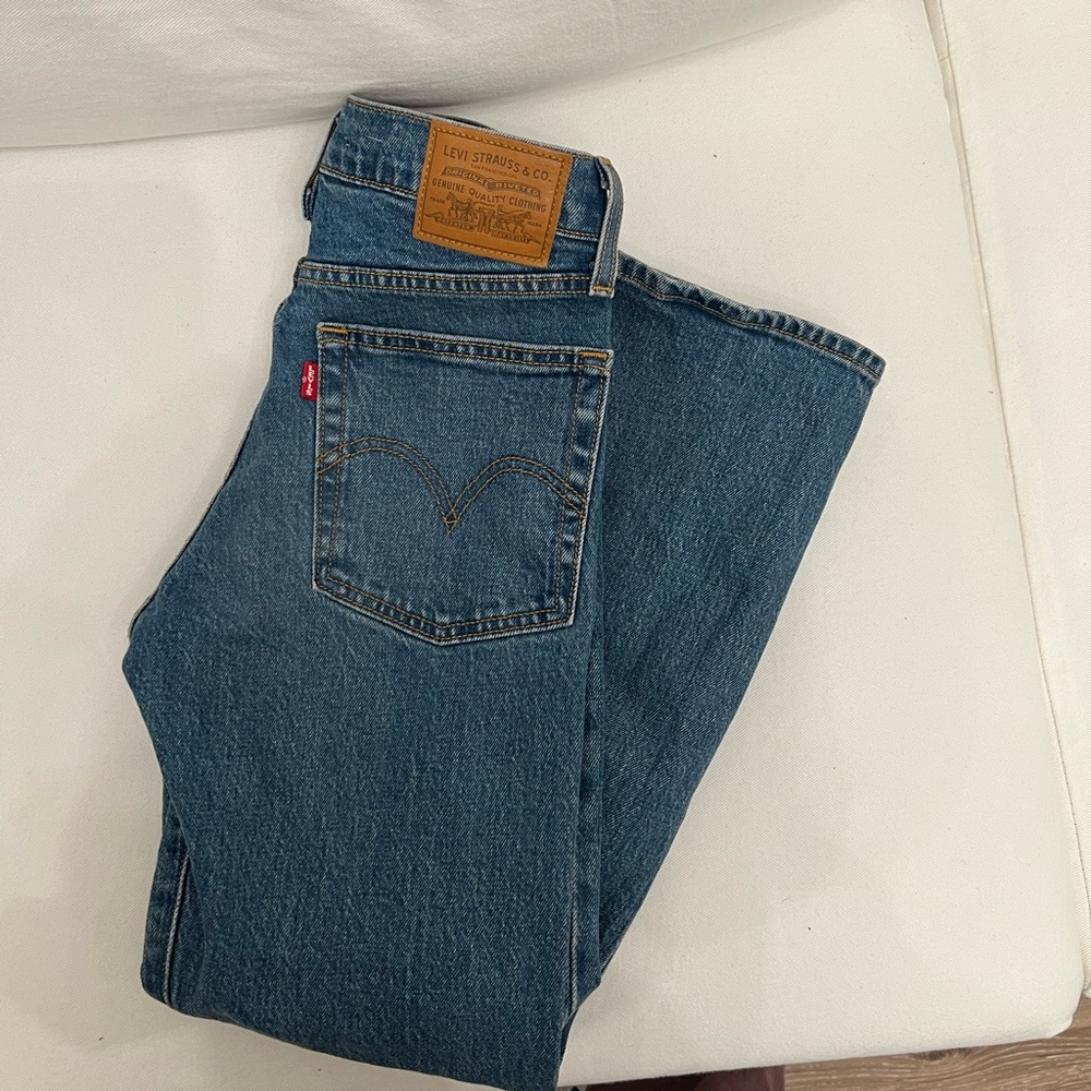 NWOT Levi’s High Waisted Straight Jeans Size 23